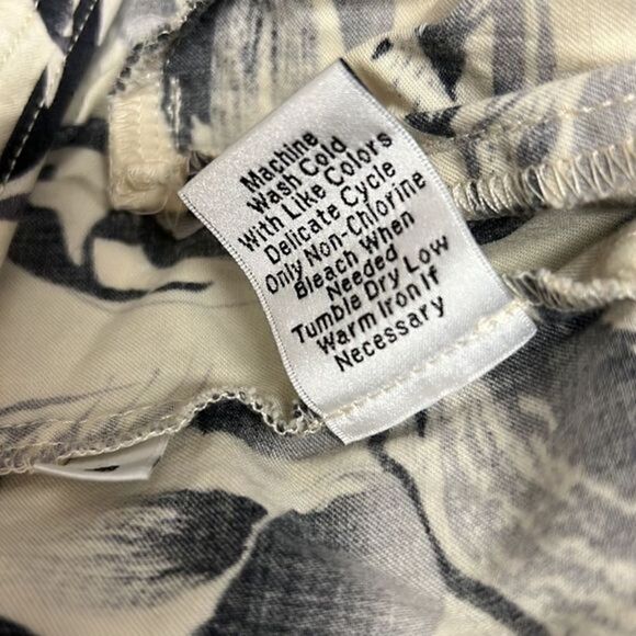 CAbi Rosie Floral Pleated Skirt Women Side Pockets Ivory and Purple - Picture 9 of 11